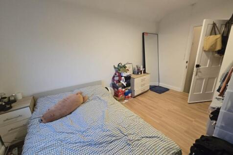 First floor rear bed