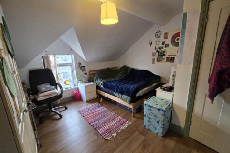 Attic rear bedroom (