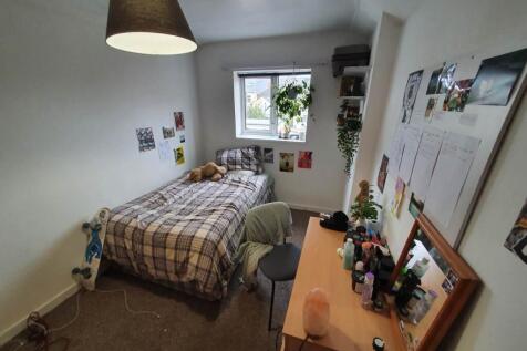 First floor rear bed