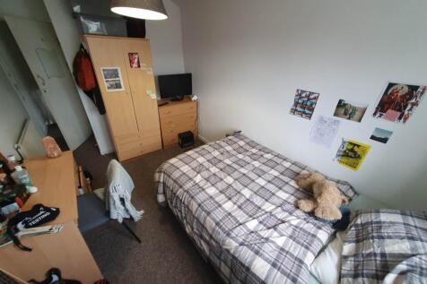 First floor rear bed