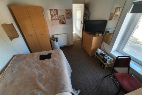 First floor rear bed