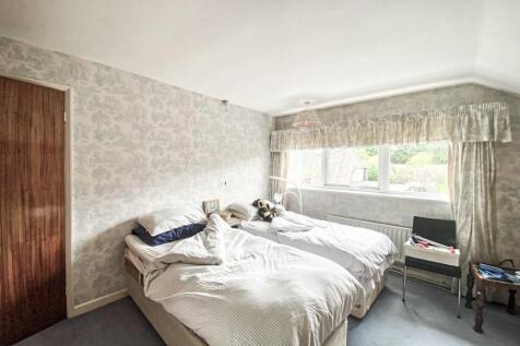 Bedroom 1.jpg