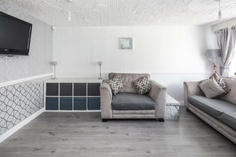 81 Pitfield Road lounge.jpg