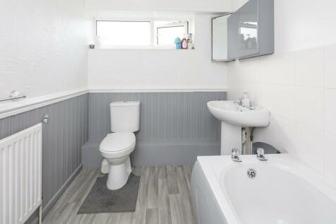 81 Pitfield Road bathroom-2.jpg