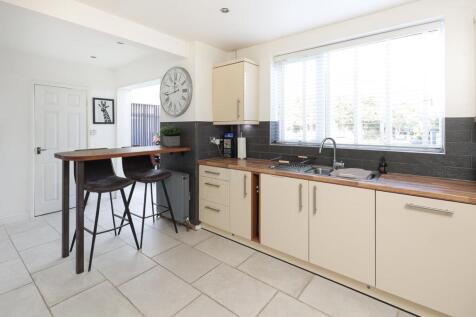 21 Hawthorn Grove kitchen-3.jpg