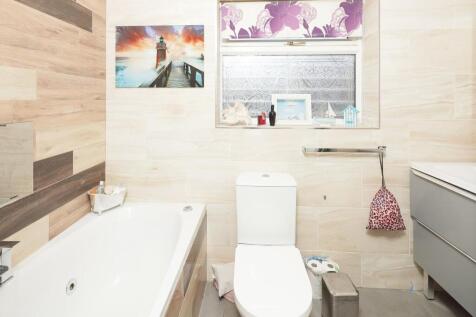 41 Beechcroft Rd bathroom.jpg