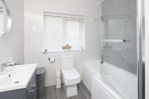 28 Fordfield Road bathroom-2.jpg