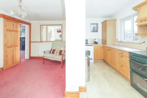 95 Hazelhurst Rd dining area and kitchen.jpg