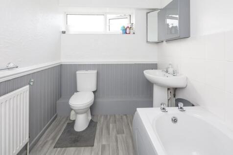 81 Pitfield Road bathroom-2.jpg