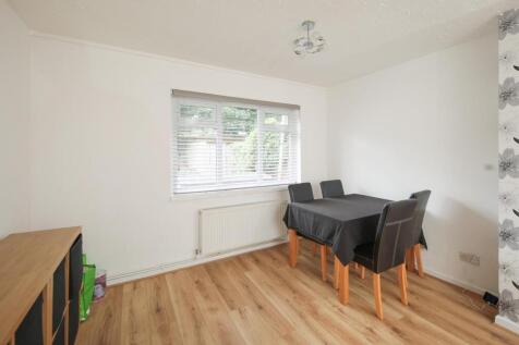 44 Chilvers Grove lounge-3.jpg