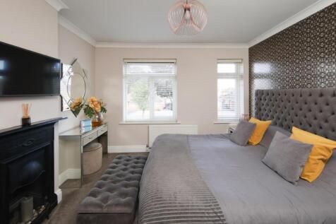 90 Coleshill Rd bedroom-3.jpg