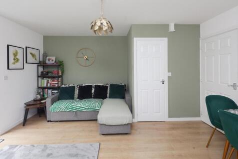 14 Somerton Drive lounge-2.jpg