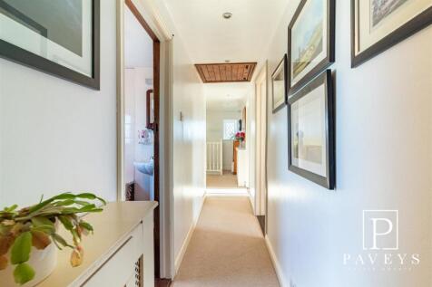 FIRST FLOOR LANDING