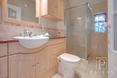 EN-SUITE SHOWER ROOM