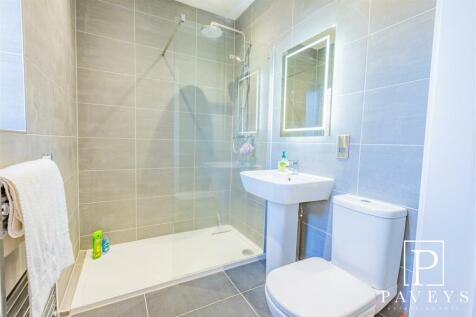 EN SUITE TO MASTER BEDROOM