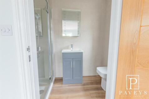 EN SUITE TO MASTER BEDROOM