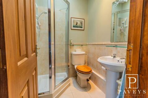 CLOAKROOM/SHOWER ROOM