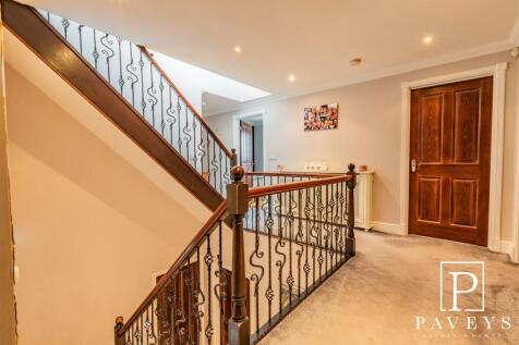 GALLERIED LANDING