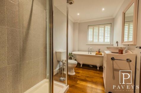 EN SUITE TO MASTER BEDROOM