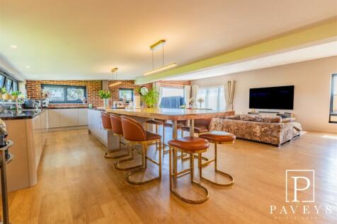 LOUNGE DINER KITCHEN FAMILY ROOM
