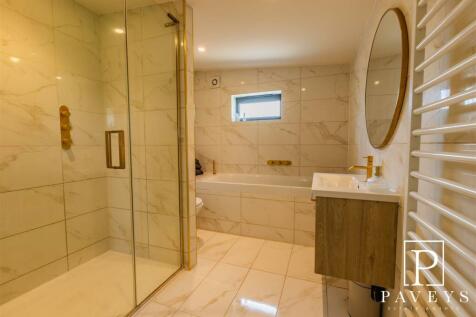 EN SUITE BATHROOM