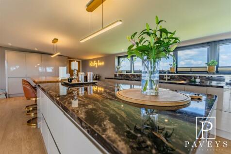 LOUNGE DINER KITCHEN FAMILY ROOM