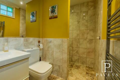 CLOAKROOM/SHOWER ROOM