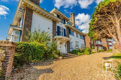 COMMUNAL GARDENS &amp; PARKING
