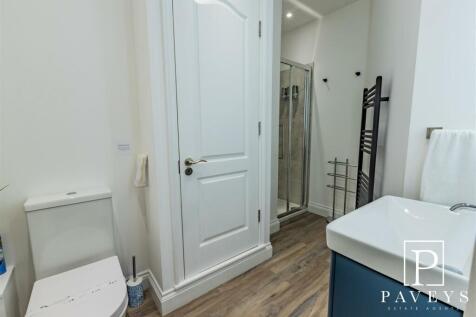 CLOAKROOM/SHOWER ROOM