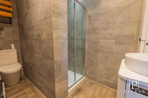 EN  SUITE SHOWER ROOM