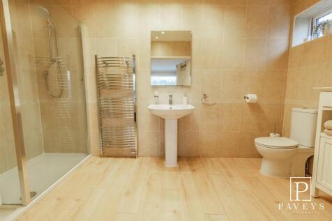 EN-SUITE SHOWER ROOM