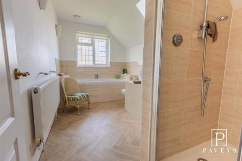 EN-SUITE BATHROOM