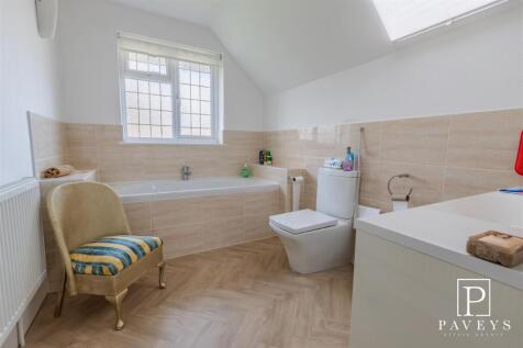 EN-SUITE BATHROOM
