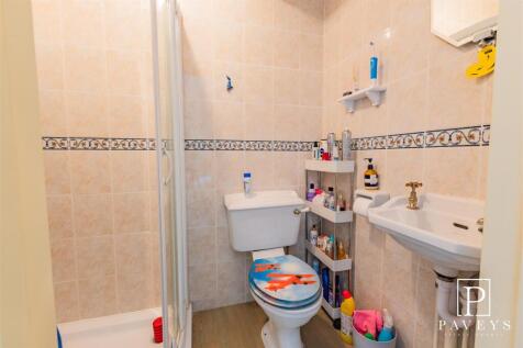 EN-SUITE TO CLOAKROOM