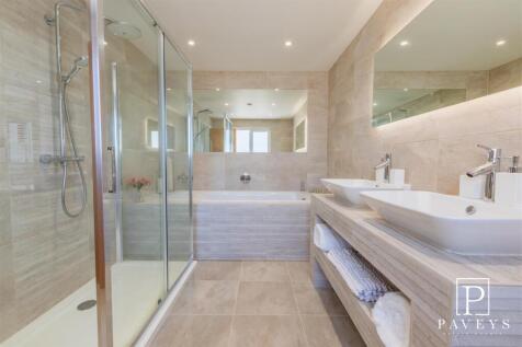 EN SUITE BATHROOM