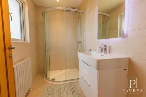 EN SUITE SHOWER ROOM