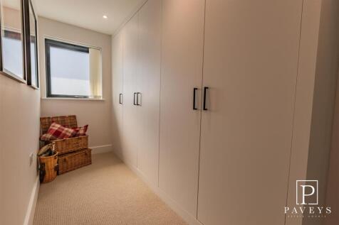 ENSUITE DRESSING ROOM