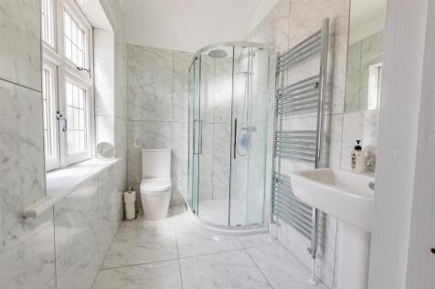 EN-SUITE SHOWER ROOM