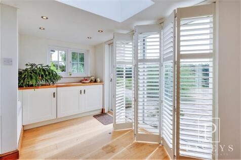 BREAKFAST ROOM/UTILITY ROOM