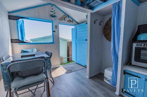 BEACH HUT
