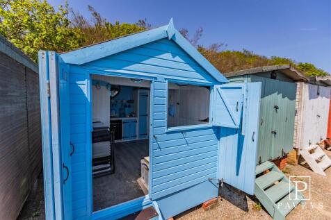 BEACH HUT
