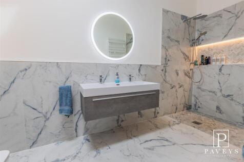 EN-SUITE SHOWER ROOM