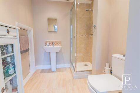 EN-SUITE TO MASTER BEDROOM