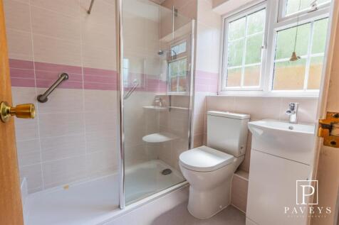 EN-SUITE SHOWER ROOM