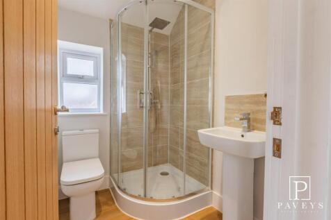 EN-SUITE SHOWER ROOM