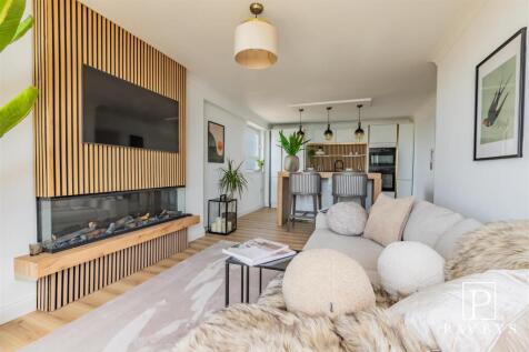 OPEN PLAN LOUNGE / KITCHEN