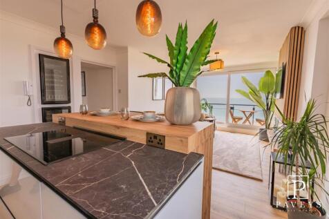 OPEN PLAN LOUNGE / KITCHEN