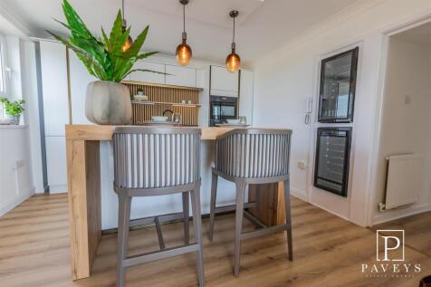 OPEN PLAN LOUNGE / KITCHEN
