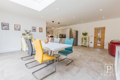 OPEN PLAN KITCHEN &amp; FAMILY AREA