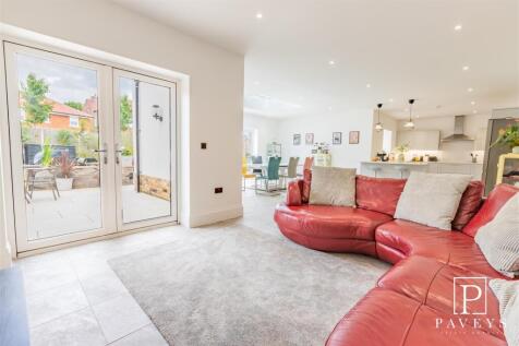 OPEN PLAN KITCHEN &amp; FAMILY AREA